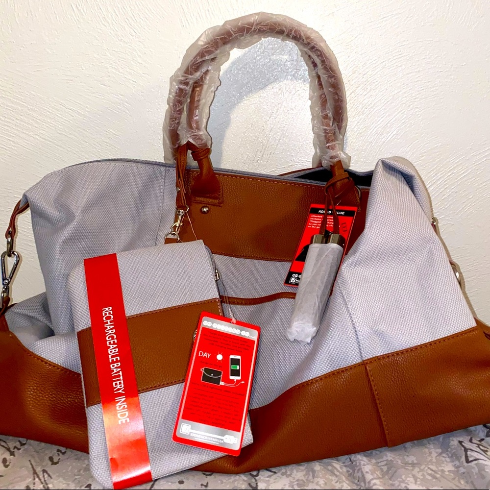 NWT Weekender Bag 💼 with Charger 🔌